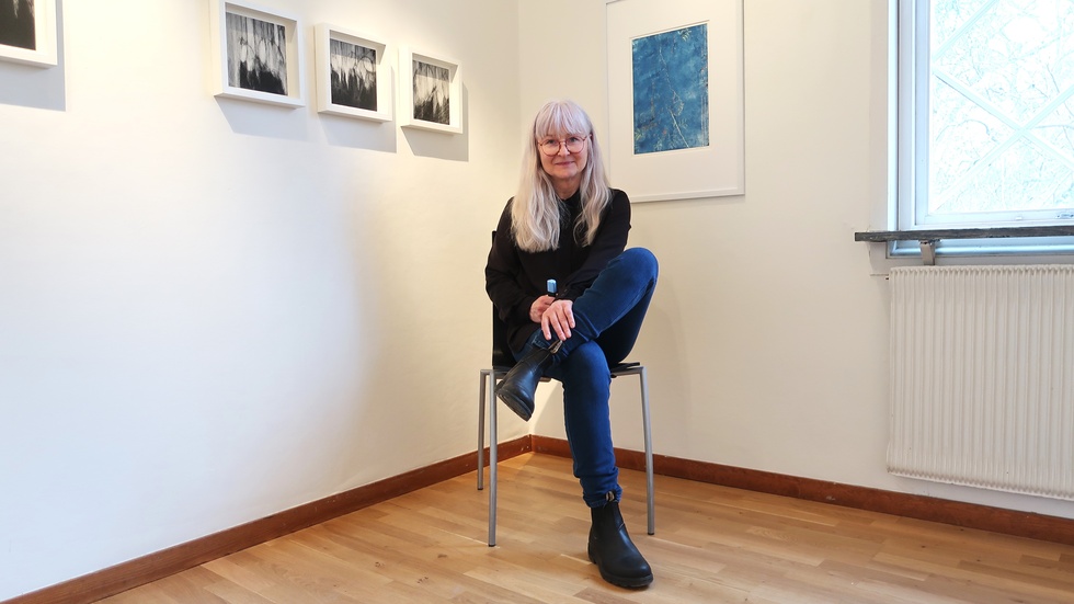 Assi Molin ställer nu ut 39 nya grafiska bildkonstverk på Galleri Skådebanan, Trädgårdsföreningen.