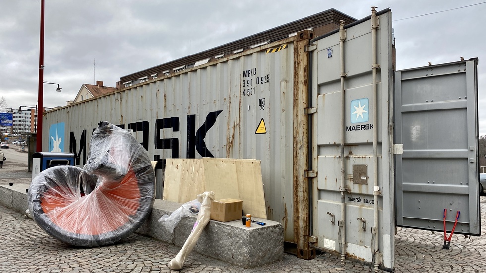 Containern med lekutrustning fick ta en tur runt Afrika innan den kom till Mjölby.