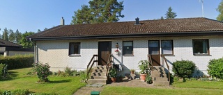 Huset på Skånevägen 7 i Åtvidaberg har bytt ägare två gånger sedan 2024