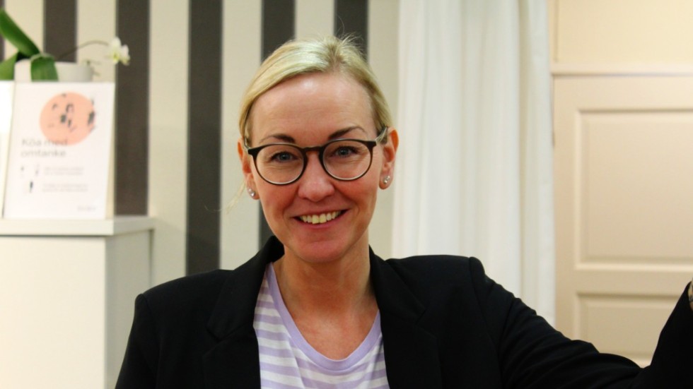 Camilla Sand, butikschef på Sandströms, tycker att det är dags att slopa restriktionerna men inte försiktigheten. "Jag hoppas verkligen att det kommer fortsätta så att man inte går till jobbet eller till en affär när man är sjuk", säger hon.