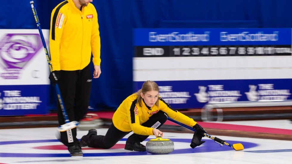 Oskar Eriksson och Almida de Val kom trea i VM i fjol. De är första svenskar som tävlar i OS när mixeddubbelcurling drar igång i Peking. Arkivbil.