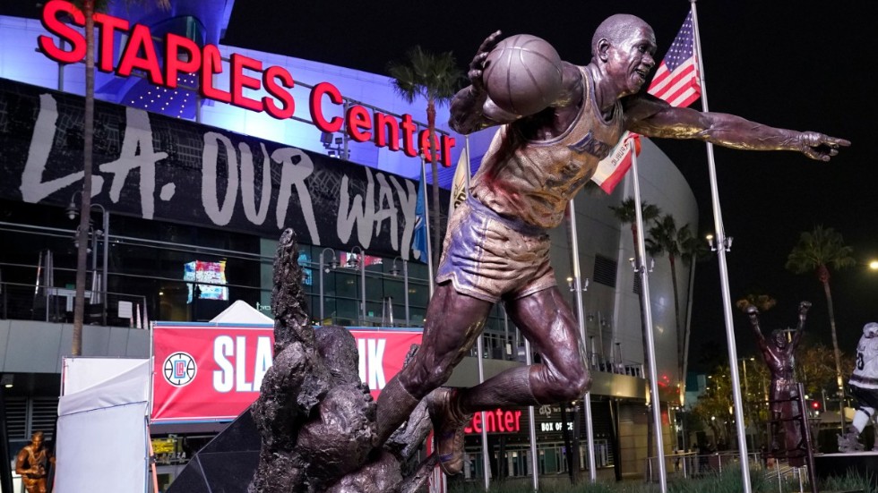 Staples Center i Los Angeles, Kalifornien. I förgrunden den legendariske basketspelaren Magic Johnson som spelade för Los Angeles Lakers.