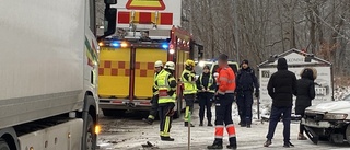 Olycka mellan bil och lastbil på Blommenhovsvägen – en till sjukhus