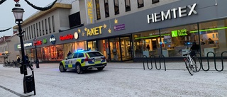 Man sprang med kniv mitt i centrala Nyköping: "Mycket obehaglig situation"