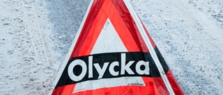 Bil voltade av väg utanför Katrineholm – varning för halt väglag