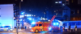 Fem till sjukhus efter brand i Norrköping – person ska ha hoppat från hus 