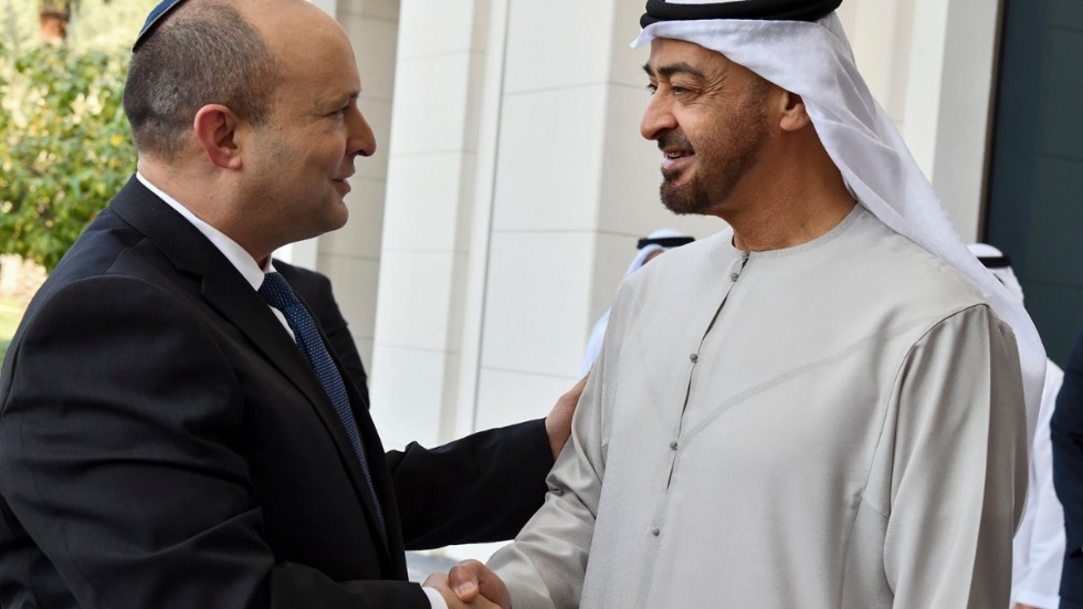 Israels premiärminister Naftali Bennett tas emot av Abu Dhabis kronprins Mohamed bin Zayed.