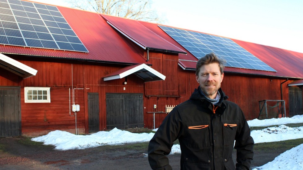 Erik Lindblom är konsult och forskare på IVL Svenska Miljöinstitutet. Han bor med sin familj på en gård i Västrahult, där han har installerat solceller på ett ladugårdstak.