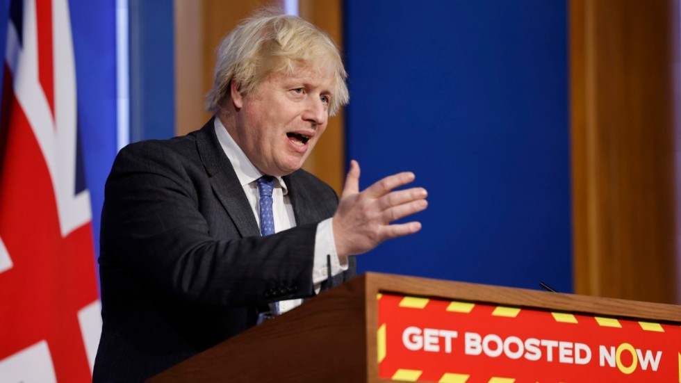 Den brittiske premiärministern Boris Johnson försvarade sin regerings virustaktik på onsdagskvällen.
