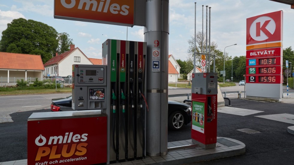 Ett löjes skimmer sänker sig över populismens företrädare med att sänka bensinen. Femtio öre är en spottstyver i sammanhanget, skriver Krister Lumme angående Sverigedemokraternas löften om sänkta el- och bensinpriser.