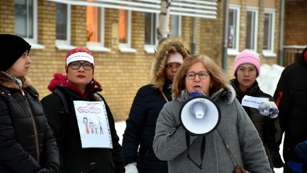Eva Alriksson har deltagit på föräldraprotesterna mot socialförvaltningen i Gällivare kommun och hon berättar att hon hjälper berörda familjer med till exempel språkstöd.