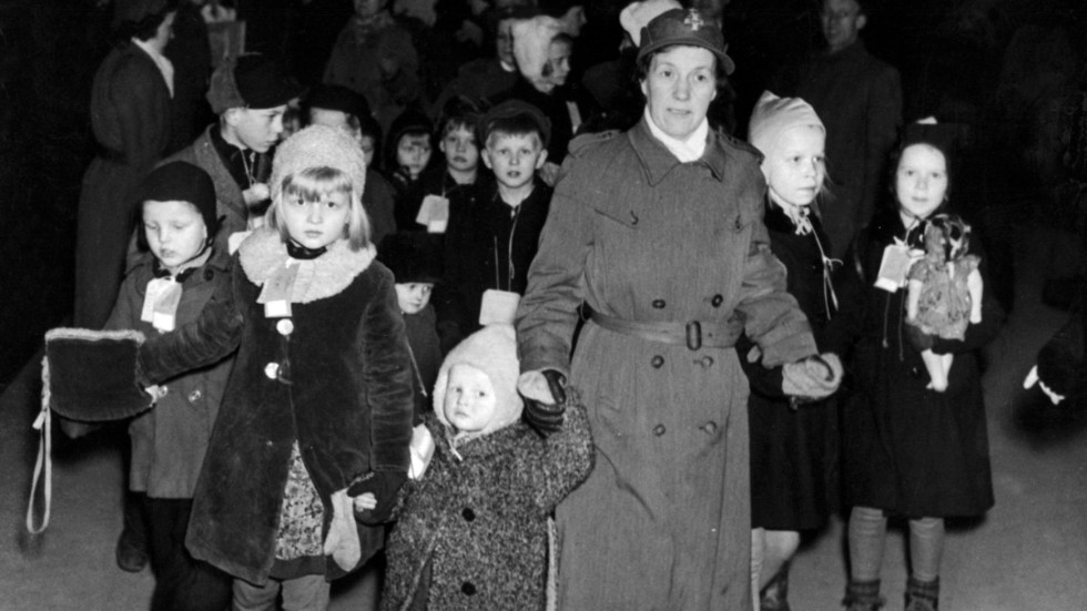 Nästan 80 000 finska barn flyttades till Sverige när Ryssland gick in i Finland under andra världskriget. Historiens dom har varit hård: ett stort politiskt misstag. 