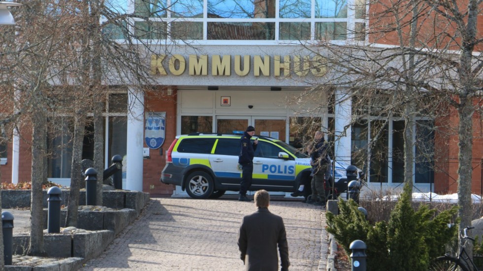 Två polisbilar skickades till kommunhuset i Hultsfred för att styra upp situationen.