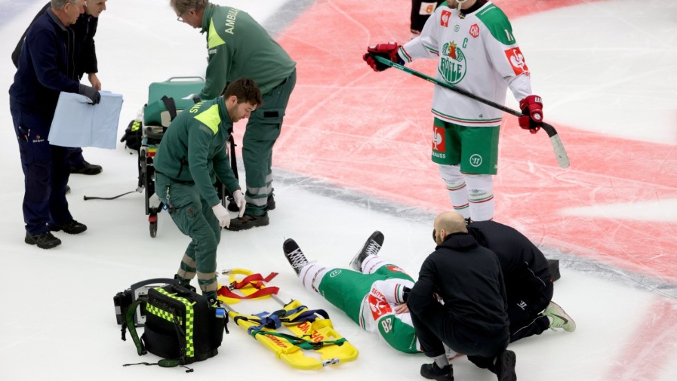 Anton Bengtsson får behandling på isen.