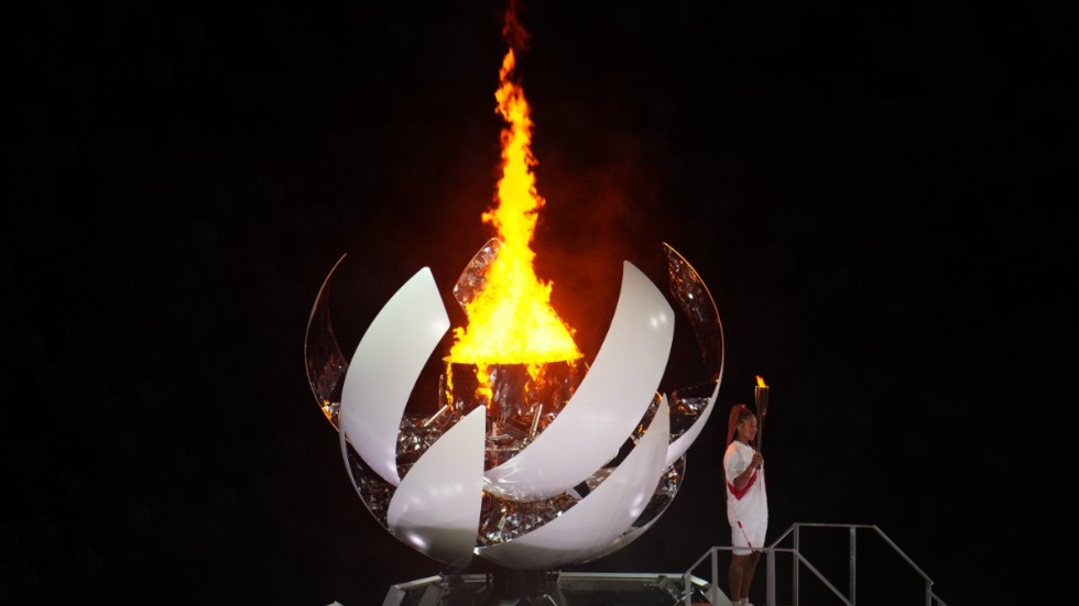 Den olympiska elden vid invigningen av sommar-OS i Tokyo sommaren 2021.