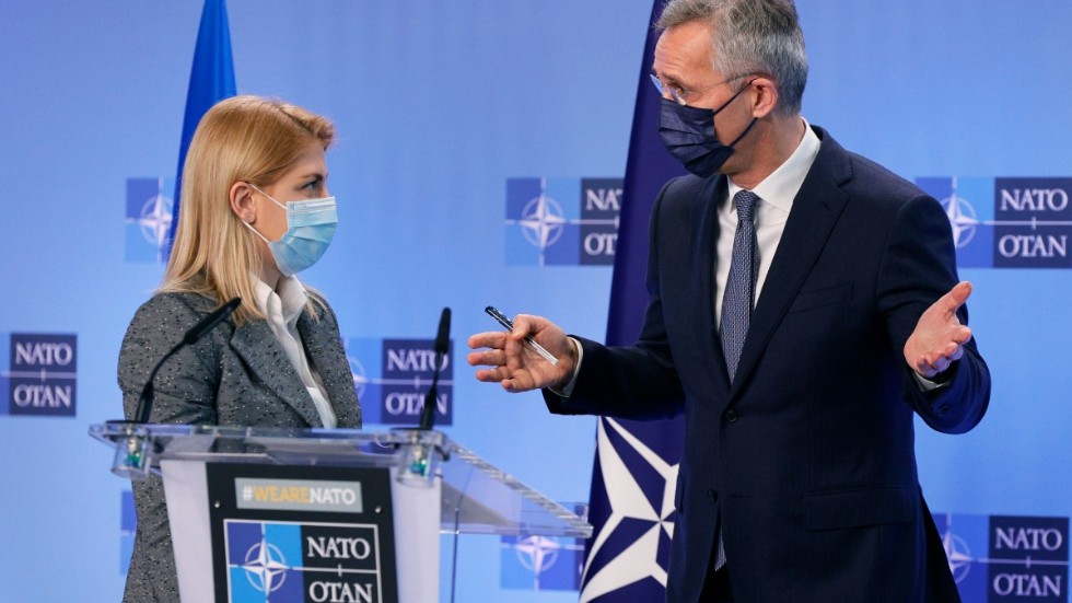 Ukrainas biträdande premiärminister Olha Stefanisjyna tillsammans med Natos generalsekreterare Jens Stoltenberg i Bryssel.