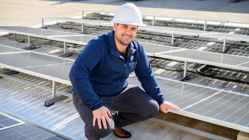 Omeed Badkoobeh, vd och grundare av Yotta Energy, som utvecklat en ny form av batteri som lagrar solenergi.