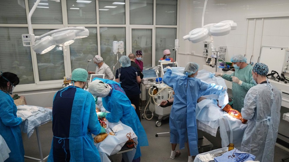 Krigsskadade opereras på ett överfullt sjukhus i Mariupol.