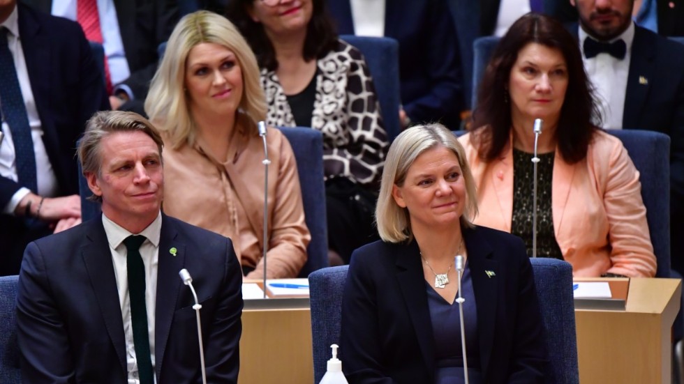 Miljöpartiets språkrör Per Bolund och statsminister Magdalena Andersson (S) i riksdagen. Arkivbild.
