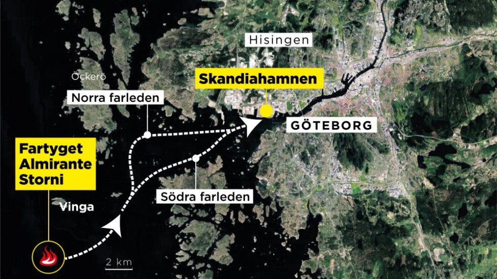 Almirante Storni ligger för ankar söder om Vinga. När branden är släckt, eller nästan släckt, är planen att fartyget ska bogseras in till Skandiahamnen i Göteborg.