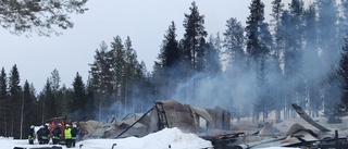 Övertänd ladugård mellan Norrlångträsk och Fällfors: "Den kommer att brinna ner till grunden” • Inga djur inblandade