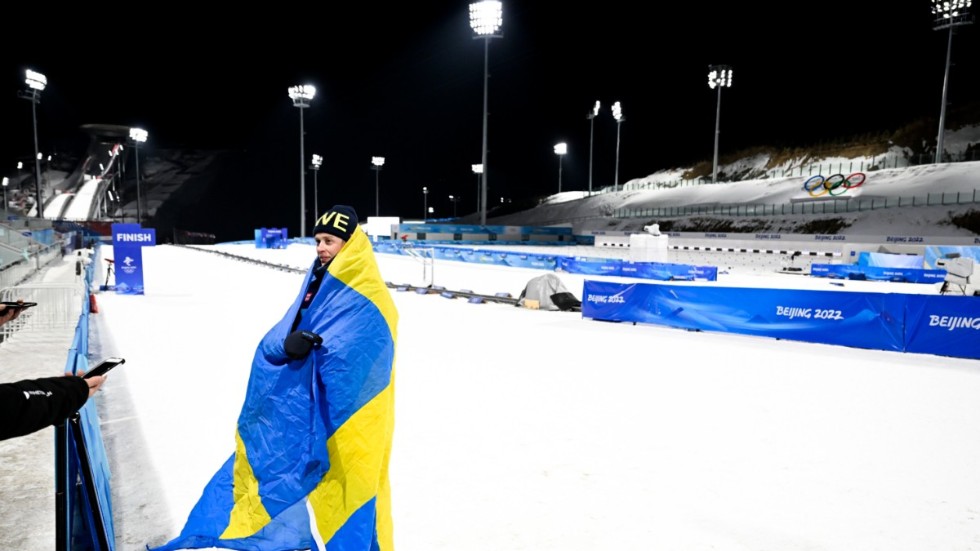 Ensam kvar på arenan. Elvira Öberg efter sitt OS-silver.