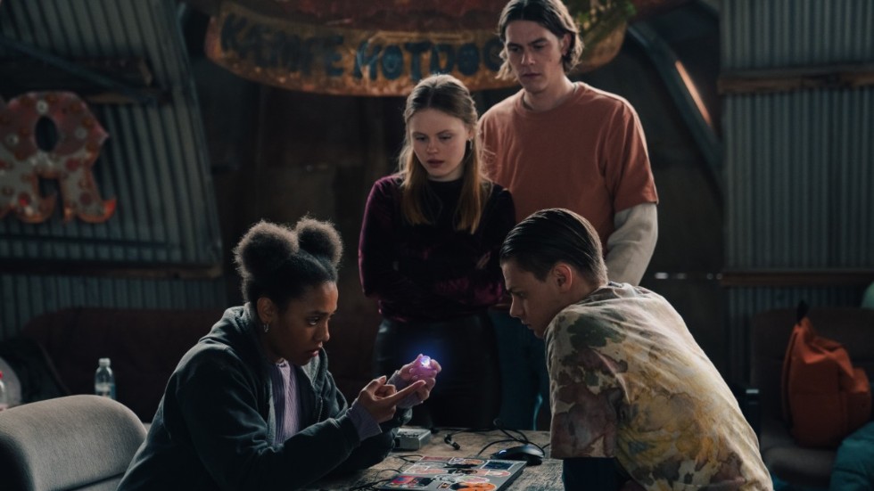 Emma och ett gäng tonårsdetektiver är en stor rymdhemlighet på spåren i Netflix nya danska originalserie "Chosen".