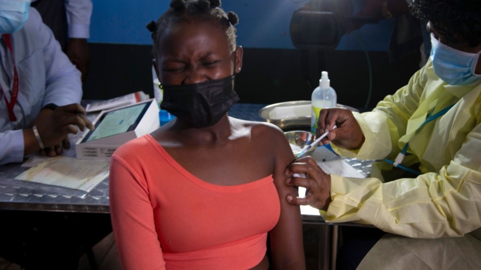 I Afrika har bara omkring 10 procent fått minst en vaccindos. Fler vaccinationer i tredje världen kanske hade kunnat förhindra den senaste mutationen, tror en vaccinforskare. På bilden vaccination i Johannesburg i Sydafrika. Arkivbild
