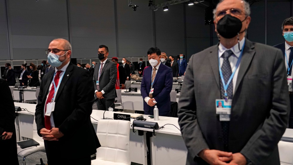 Ledare från världens länder är på plats i Glasgow på klimatmötet. Mötet inleddes med en tyst minut för alla som dött i covid-19.