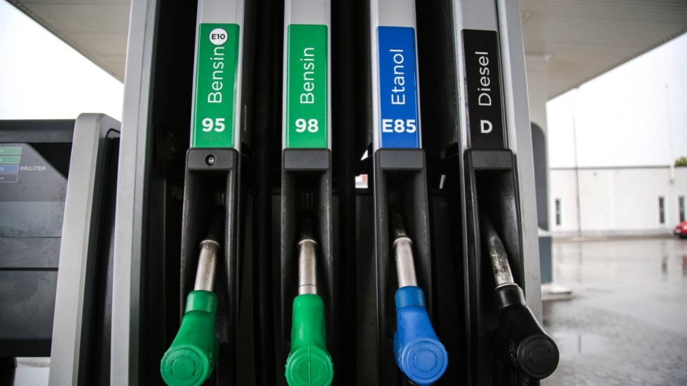 Dieselpriset i Sverige är en av sakerna som diskuteras i debattartikeln.