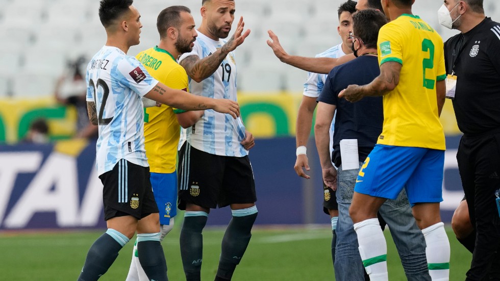 Fullt palaver mellan Brasilien och Argentina i VM-kvalmötet mellan ärkerivalerna i september. Det är ännu oklart när matchen, som avbröts under uppseendeväckande former av Brasiliens hälsomyndighet, kommer att spelas. Arkivbild.