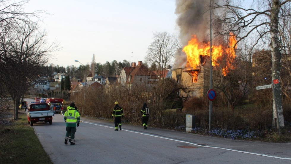 Branden var fullt utvecklad när räddningstjänsten kom till platsen.