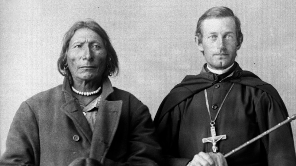 Ett fotografi av Långa Fjädern (Dakota-sioux) och missionären Fader Craft från 1880 hör till de bilder som visas i tv-serien "Exterminate all the brutes". Pressbild.