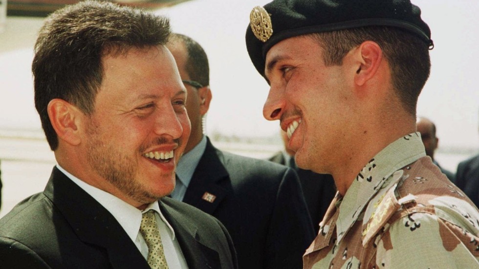 Jordaniens kung Abdullah (till vänster) skrattar tillsammans med sin halvbror prins Hamza 2001. Men i dag är minerna inte lika muntra sedan en politisk kris avslöjat djupa sår som splittrar kungafamiljen.