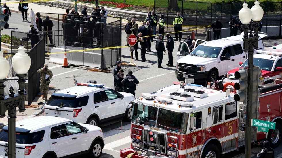 Polis och räddningstjänst utanför Kapitolium i USA:s huvudstad Washington DC sedan två poliser blivit påkörda.