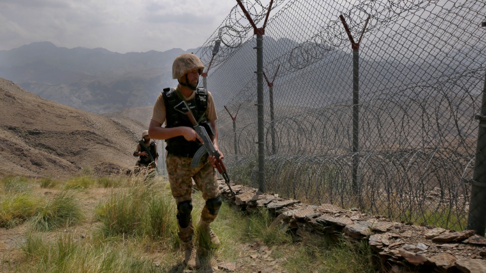 Pakistanska armén patrullerar längs med ett gränsstängsel mot Afghanistan i Khyberdistriktet tidigare i augusti. Gränsen är nu stängslad till 90 procent, sade pakistansk militär nyligen. Syftet sägs vara att förhindra attacker från båda sidor.