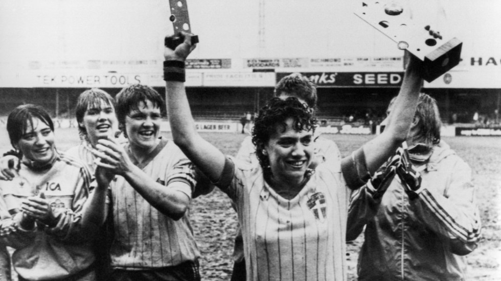 Pia Sundhage, trea från vänster, firade EM-guldet 1984 i Luton, England, tillsammans med bland andra Sveriges lagkapten Anette Börjesson, i mitten. Arkivbild.