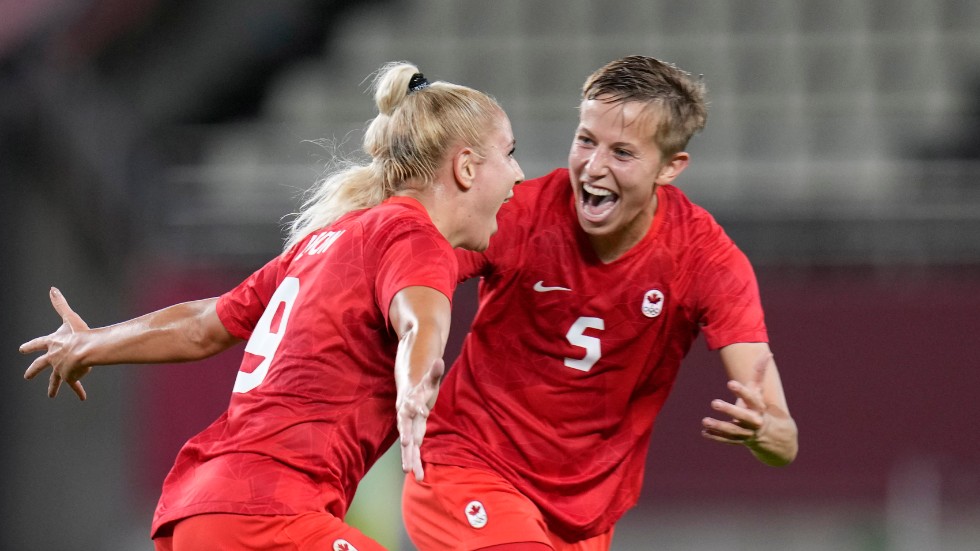 Kanadas Adriana Leon, till vänster, och Quinn firar ett mål mot Storbritannien i OS-gruppspelet.