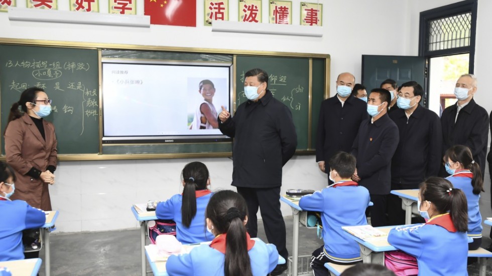 Den kinesiske presidenten Xi Jinping på besök i en lågstadieskola i provinsen Shaanxi i nordvästra Kina. Arkivbild.