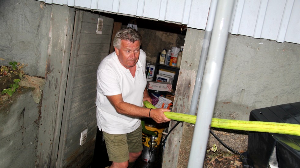 "Det här är inte första gången", säger Kisaföretagaren Peter Monell när han pumpar ut vatten ur hans källare.