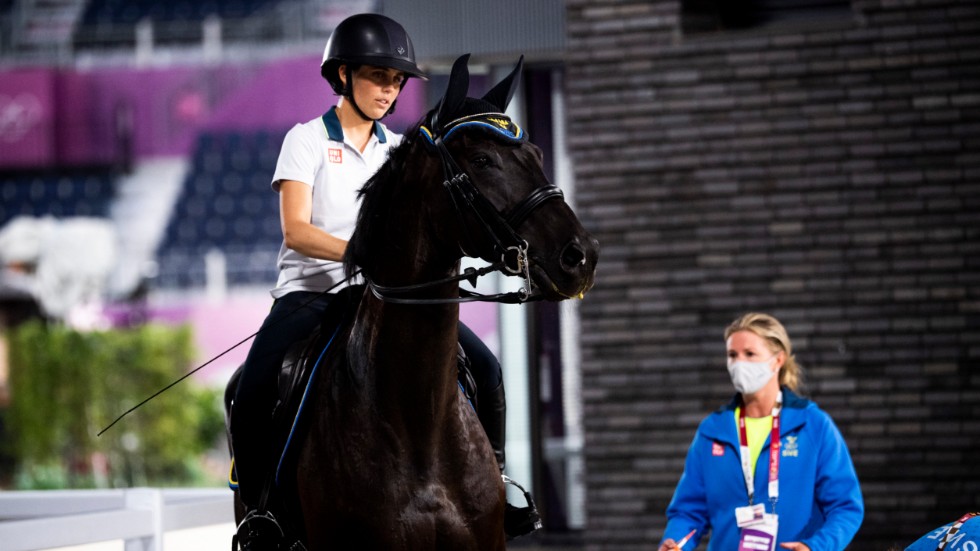 Louise Romeike rider OS-terrängen på Cato.