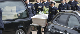 Sorg och beslutsamhet vid begravning av polis