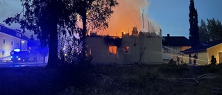 En befaras ha dött i brand i flerfamiljshus