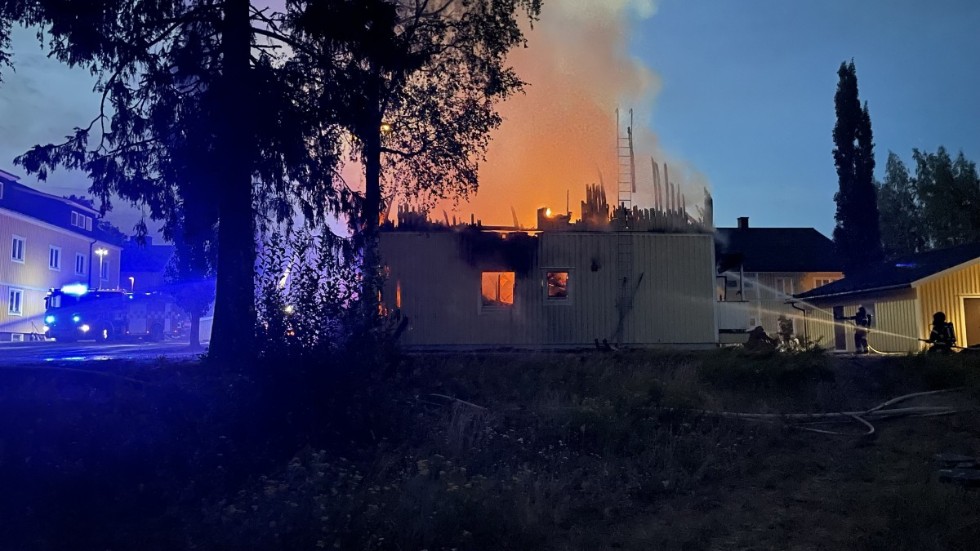 Ett flerfamiljshus i Nordmaling har totalförstörts i en brand.