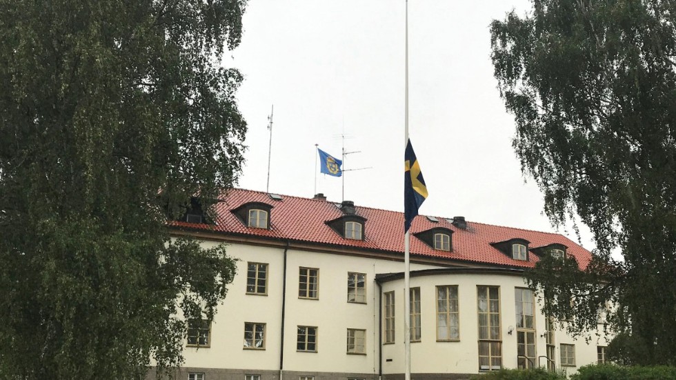 Idag begravs den polis som sköts till döds i tjänsten i Göteborg. Polisen i Vimmerby flaggar på halv stång för att hedra kollegan. 