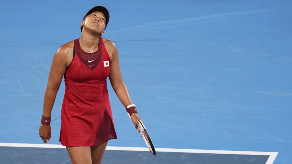 Naomi Osaka åkte på en skrällförlust i OS-tennisen.