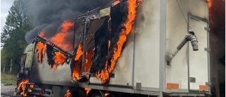 Lastbil började brinna under färd – var lastad med jordbruksmaskiner