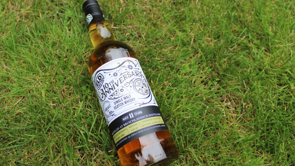 Ett minne från en resa till Skottland för elva år sedan är den egna whiskyn. "Vi köpte en tunna och där har whiskyn lagrats i elva år och tappats upp på flaskor. Vi har nyss fått hem dem", berättar Tomas Wilke.