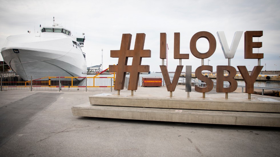I hamnen står skylten "I love Visby".