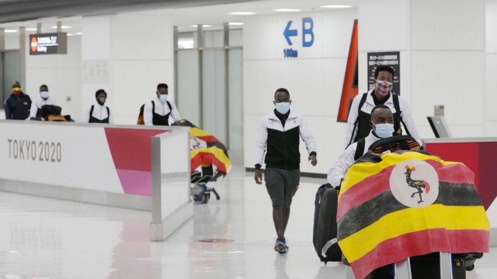 Ugandas OS-trupp anländer till Tokyo. Senare bekräftades att en person testat positivt för covid-19.